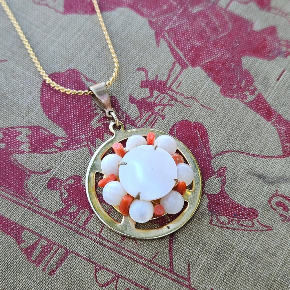 Vintage 70s Gold Tone Round White Shell Orange Coral Penant Necklace